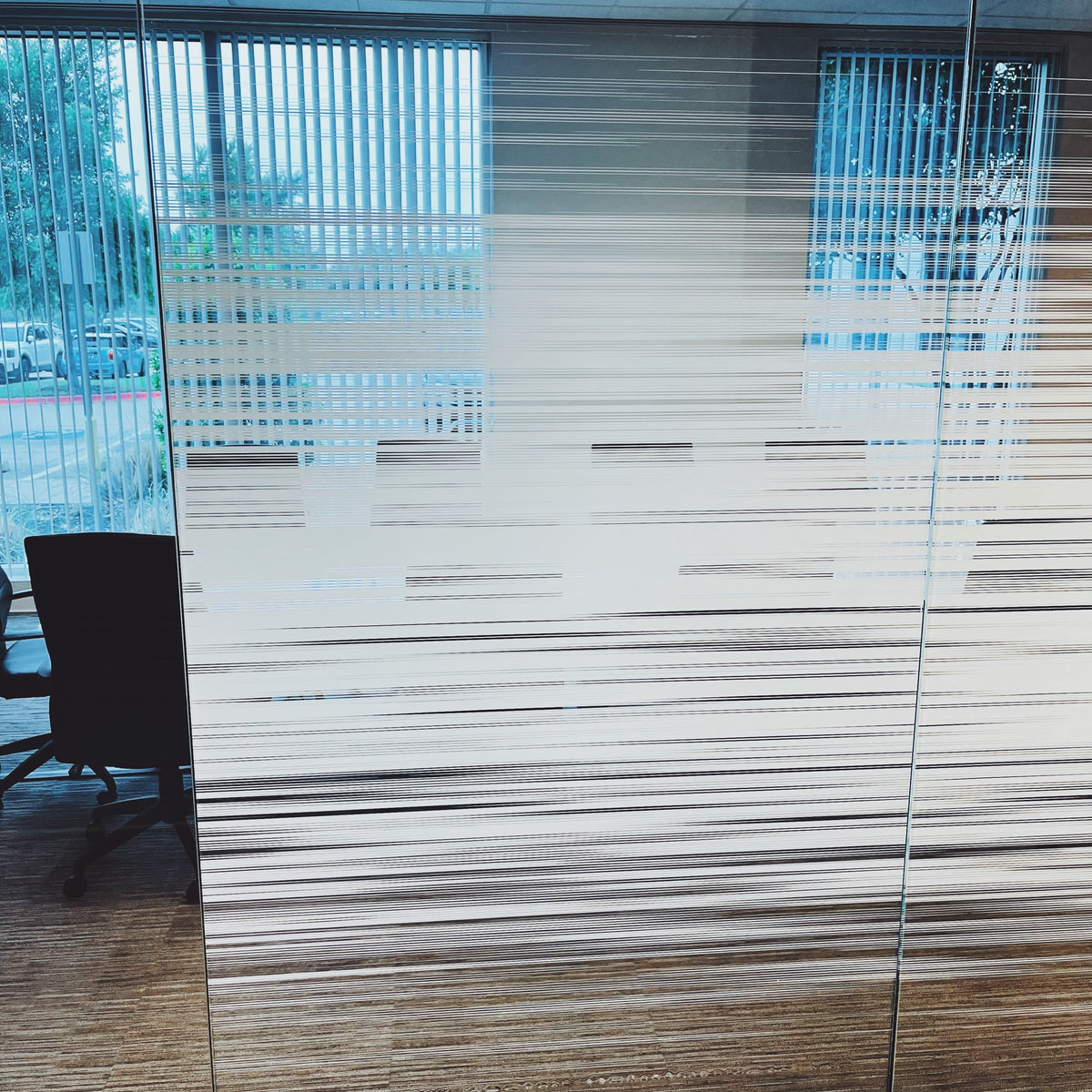 VISIUM® Dual Motion gradient window film with horizontal fading line design on office glass partition.