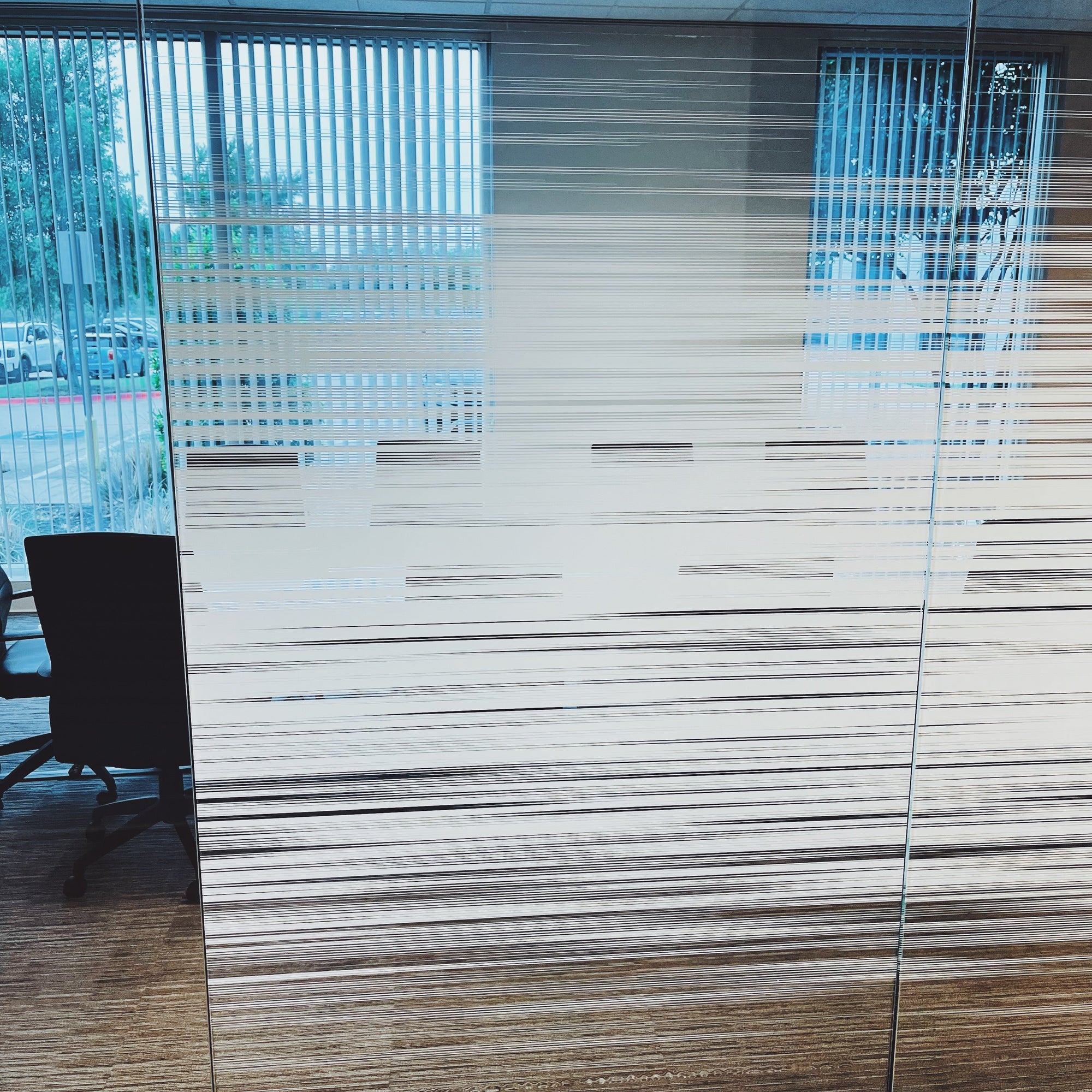 VISIUM® Dual Motion gradient window film with horizontal fading line design on office glass partition.